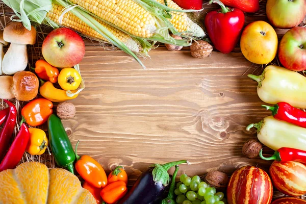Il tavolo, decorato con verdure e frutta. Festa del Raccolto. Buon Ringraziamento. Sfondo autunnale. Focus selettivo. — Foto Stock