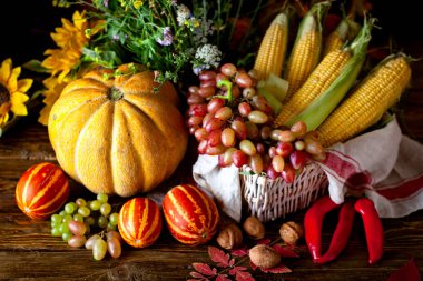 Sebze ve meyvelerle süslenmiş bir masa. Hasat Festivali. Mutlu Şükran Günleri Sonbahar arkaplanı. Seçici odak.
