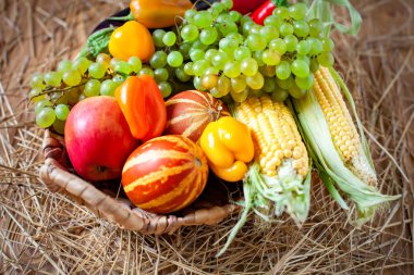 Sebze ve meyvelerle süslenmiş bir masa. Hasat Festivali. Mutlu Şükran Günleri Sonbahar arkaplanı. Seçici odak.