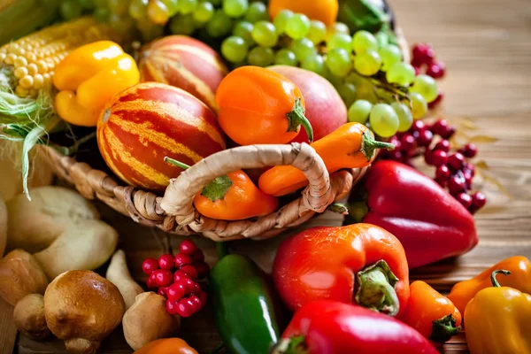 Meja, dihiasi dengan sayuran dan buah-buahan. Festival Panen. Selamat hari Thanksgiving. Latar belakang musim gugur. Fokus selektif. — Stok Foto