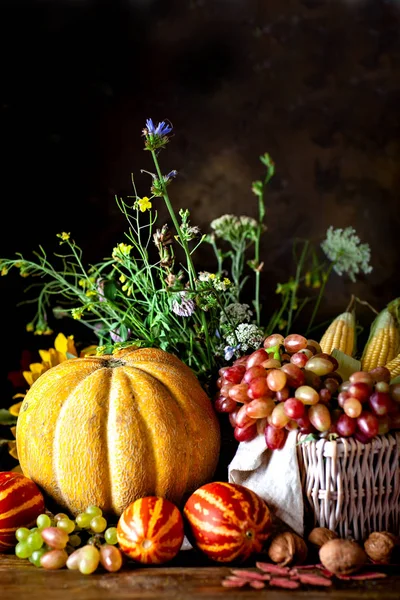 De tafel, versierd met groenten en fruit. Oogstfeest. Fijne Thanksgiving. Herfst achtergrond. Selectieve focus. — Stockfoto