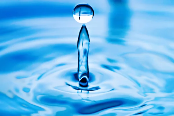 A gota transparente redonda de água, cai para baixo. Foco seletivo . — Fotografia de Stock