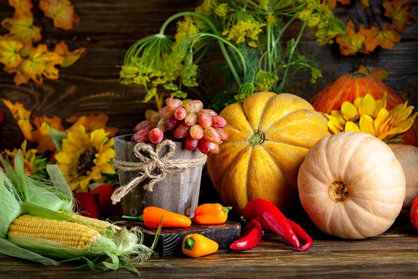Bordet, dekorerat med grönsaker och frukt. Skördefestivalen. Grattis på Thanksgiving. Höstens bakgrund. Selektiv inriktning. — Stockfoto
