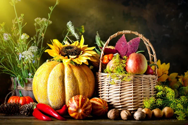 De tafel, versierd met groenten en fruit. Oogstfeest. Fijne Thanksgiving. Herfst achtergrond. Selectieve focus. — Stockfoto