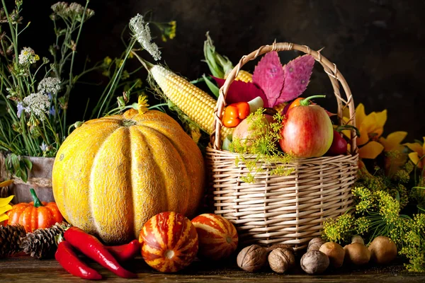 Bordet, dekorerat med grönsaker och frukt. Skördefestivalen. Grattis på Thanksgiving. Höstens bakgrund. Selektiv inriktning. — Stockfoto