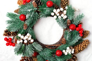 Mutlu Noeller ve mutlu yeni yıl. Hafif bir arka plan üzerinde Noel dekoratif çelenk. Arka plan kopya alanı ile. Üstten görünüm.