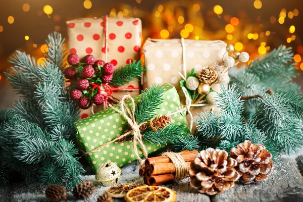 Kellemes karácsonyi ünnepeket és boldog új évet. Karácsonyi ajándék, és a karácsonyfa, sötét fából készült háttér. — Stock Fotó