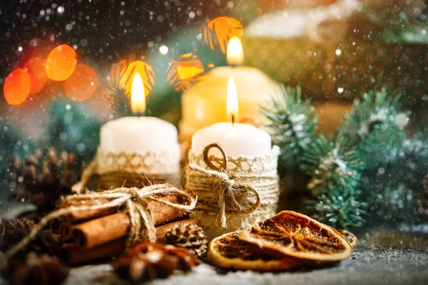 God jul och gott nytt år. Ljus och jul leksaker på ett träbord. Bokeh. Selektivt fokus. — Stockfoto