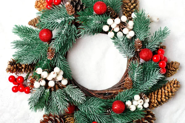 Mutlu Noeller ve mutlu yeni yıl. Hafif bir arka plan üzerinde Noel dekoratif çelenk. Arka plan kopya alanı ile. Üstten görünüm.