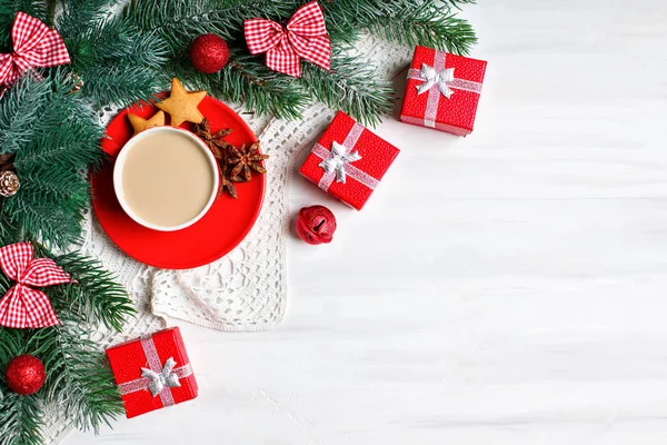 God jul och gott nytt år. Kopp med kakao, presenter och grangrenar på ett vitt träbord. Selektivt fokus. Julbakgrund. Övergripande. Bakgrund med kopieringsutrymme. — Stockfoto