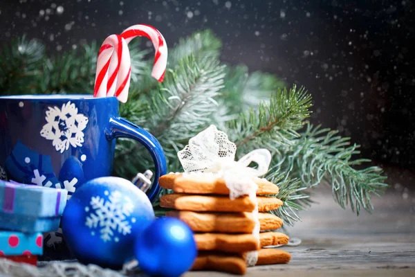 God jul och gott nytt år. Dl kakao, kakor, gåvor och granen grenar på ett träbord. Selektivt fokus. Jul bakgrund. Bakgrund med kopia utrymme. — Stockfoto