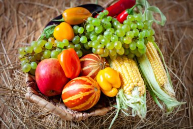 Sebze ve meyvelerle süslenmiş bir masa. Hasat Festivali. Mutlu Şükran Günleri Sonbahar arkaplanı. Seçici odak.