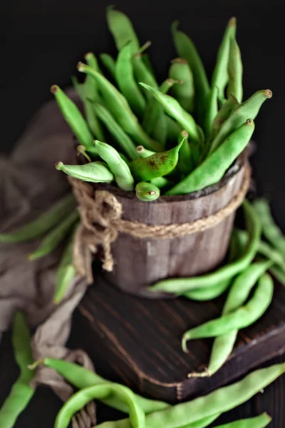 木桌上的新鲜绿豆。夏季和健康食品理念。选择性聚焦. — 图库照片