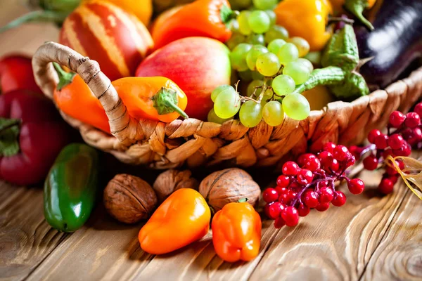 Meja, dihiasi dengan sayuran dan buah-buahan. Festival Panen. Selamat hari Thanksgiving. Latar belakang musim gugur. Fokus selektif. — Stok Foto