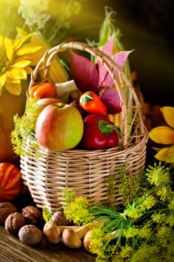 Sebze ve meyvelerle süslenmiş bir masa. Hasat Festivali. Mutlu Şükran Günleri Sonbahar arkaplanı. Seçici odak.