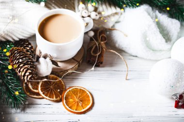 Bir fincan sıcak kakao. Mutlu Noeller ve mutlu yıllar. Seçici odak.