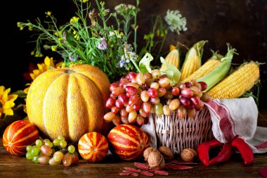 Sebze ve meyvelerle süslenmiş bir masa. Hasat Festivali. Mutlu Şükran Günleri Sonbahar arkaplanı. Seçici odak.