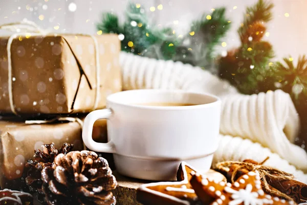 Чашка горячего какао и рождественское печенье. С Рождеством и Новым годом. Селективный фокус . — стоковое фото