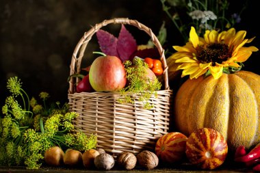 Sebze ve meyvelerle süslenmiş bir masa. Hasat Festivali. Mutlu Şükran Günleri Sonbahar arkaplanı. Seçici odak.