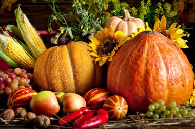 Sebze ve meyvelerle süslenmiş bir masa. Hasat Festivali. Mutlu Şükran Günleri Sonbahar arkaplanı. Seçici odak.