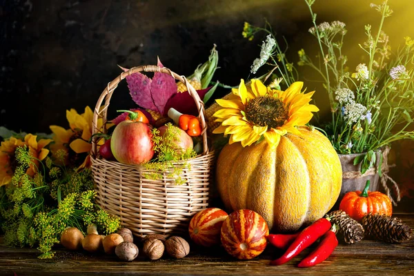 मेज, सब्जियों और फलों से सजाया गया। हार्वेस्ट फेस्टिवल धन्यवाद मुबारक हो। शरद ऋतु पृष्ठभूमि। चयनित फोकस . — स्टॉक फ़ोटो, इमेज