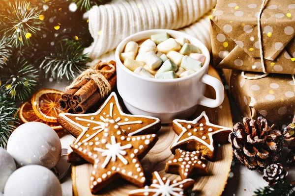 En kopp varm kakao och julkakor. God jul och gott nytt år. Selektiv inriktning. — Stockfoto