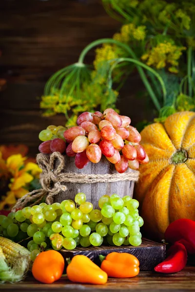 De tafel, versierd met groenten en fruit. Oogstfeest. Fijne Thanksgiving. Herfst achtergrond. Selectieve focus. — Stockfoto