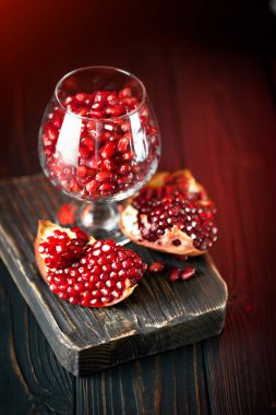 Eski siyah ahşap bir arka planda olgun nar meyvesi. Seçici odak.