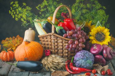 Sebze ve meyvelerle süslenmiş bir masa. Hasat Festivali, Mutlu Şükran Günleri. Sonbahar arkaplanı. Seçici odak.