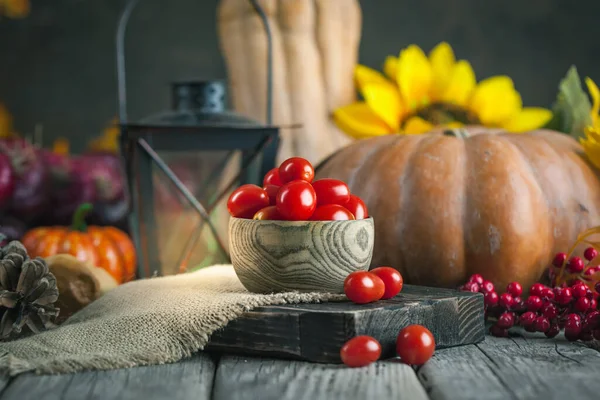 De tafel, versierd met groenten en fruit. Oogstfeest, fijne Thanksgiving. Herfst achtergrond. Selectieve focus. — Stockfoto