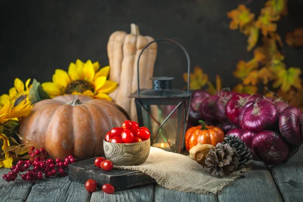De tafel, versierd met groenten en fruit. Oogstfeest, fijne Thanksgiving. Herfst achtergrond. Selectieve focus. — Stockfoto