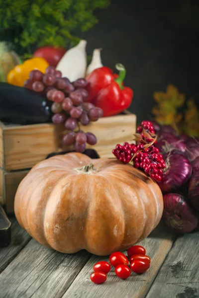 De tafel, versierd met groenten en fruit. Oogstfeest, fijne Thanksgiving. Herfst achtergrond. Selectieve focus. — Stockfoto