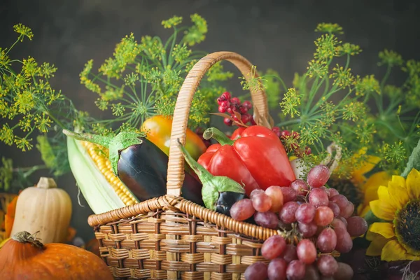 Der Tisch ist mit Gemüse und Obst dekoriert. Erntedankfest, Happy Thanksgiving. Herbst im Hintergrund. Selektiver Fokus. — Stockfoto