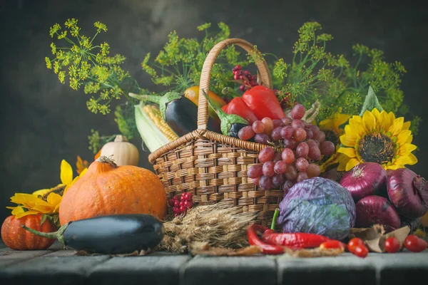 De tafel, versierd met groenten en fruit. Oogstfeest, fijne Thanksgiving. Herfst achtergrond. Selectieve focus. — Stockfoto