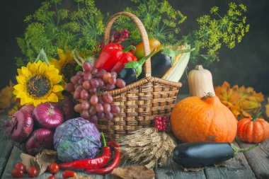 Sebze ve meyvelerle süslenmiş bir masa. Hasat Festivali, Mutlu Şükran Günleri. Sonbahar arkaplanı. Seçici odak.