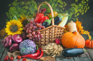 Sebze ve meyvelerle süslenmiş bir masa. Hasat Festivali, Mutlu Şükran Günleri. Sonbahar arkaplanı. Seçici odak.