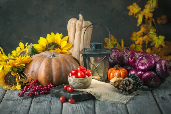 De tafel, versierd met groenten en fruit. Oogstfeest, fijne Thanksgiving. Herfst achtergrond. Selectieve focus. — Stockfoto