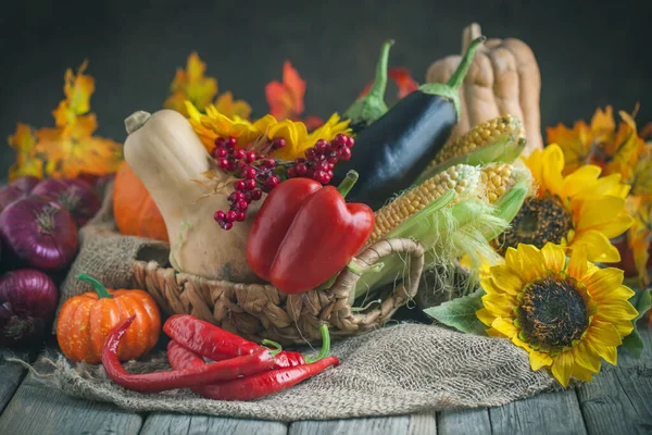 Το τραπέζι, διακοσμημένο με λαχανικά και φρούτα. Γιορτή Συγκομιδής, Χρόνια Πολλά. Φθινόπωρο φόντο. Επιλεκτική εστίαση. — Φωτογραφία Αρχείου