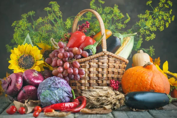 De tafel, versierd met groenten en fruit. Oogstfeest, fijne Thanksgiving. Herfst achtergrond. Selectieve focus. — Stockfoto