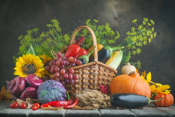 De tafel, versierd met groenten en fruit. Oogstfeest, fijne Thanksgiving. Herfst achtergrond. Selectieve focus. — Stockfoto