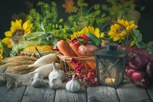 De tafel, versierd met groenten en fruit. Oogstfeest, fijne Thanksgiving. Herfst achtergrond. Selectieve focus. — Stockfoto