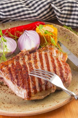 Gurme restoran Steak menüsü ızgara sığır eti biftek sebzeli