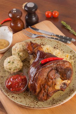 domuz knuckle garnitür ve sos ile