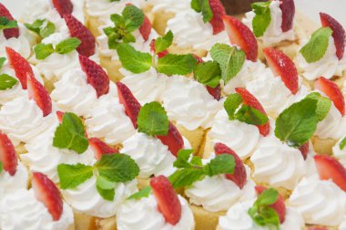 kek krem ve çilek. Catering, parlak, sulu