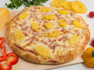 Ananas ve ham - sağlıksız yiyecek stil Hawai pizza