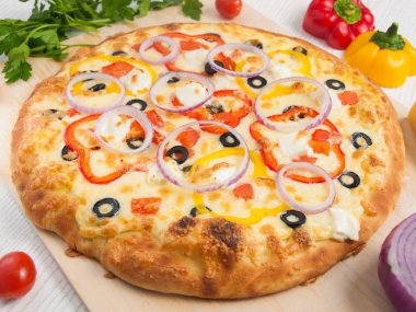 Zeytin ve tatlı biber hafif ahşap arka plan üzerinde Yunan pizza