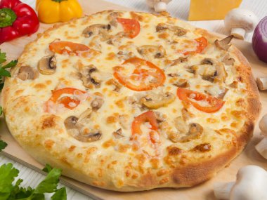 Pizza julienne ile tavuk ve mantar hafif ahşap arka plan üzerinde