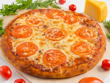 Domates, peynir, fesleğen ve biberiye ile Pizza Margherita. Ev yapımı ince vejetaryen pizza.