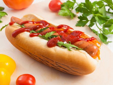 Danimarka ya da Amerikan hot dog'açık ahşap renkli