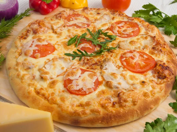 Pizza z kurczaka i pomidory na jasnym tle drewnianych — Zdjęcie stockowe